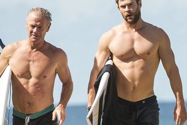 "Thần Sấm" khoe thân hình cơ bắp cuồn cuộn