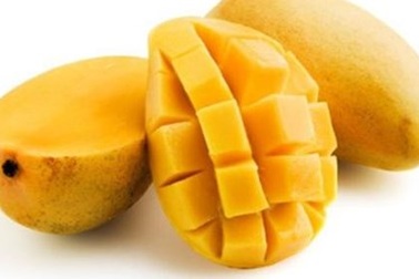 Đánh bay mụn đầu đen với nước ép xoài