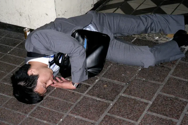 Thiếu nguồn cung lao động, nhân sự Nhật Bản phải "làm việc đến chết"