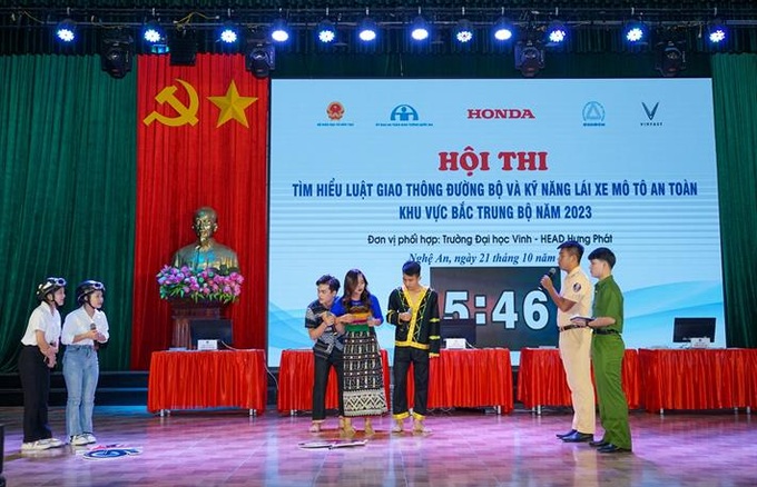 Các đội thi thể hiện phần thi tiểu phẩm tuyên truyền về Luật Giao thông đường bộ.