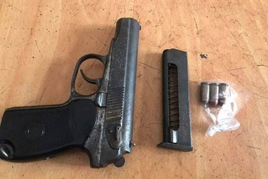 Mâu thuẫn làm ăn, táo tợn mang súng đến dằn mặt