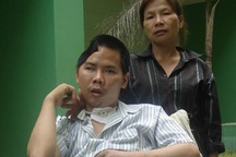 Nỗi lòng người mẹ không có tiền ghép sọ cho con