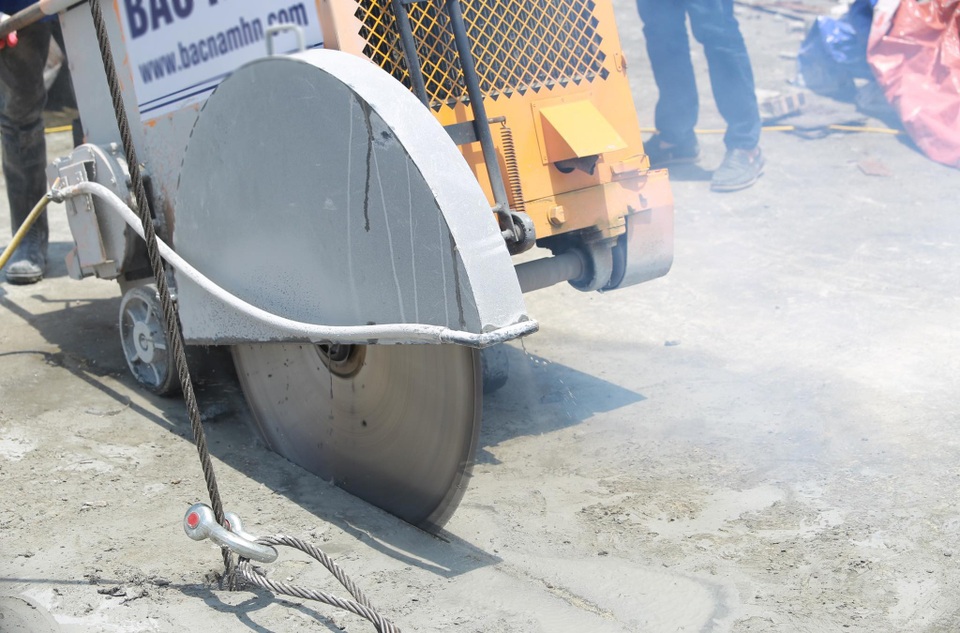 Hà Nội cắt mái bê tông tầng 18 tòa nhà 8B Lê Trực - 6