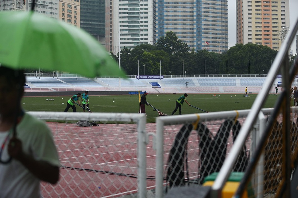 Sân Rizal Memorial ngập nước trước trận đấu U22 Việt Nam gặp U22 Singapore - 4 Sân Rizal Memorial ngập nước trước trận đấu U22 Việt Nam gặp U22 Singapore - 4