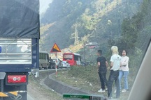 Mộc Châu đón trăm nghìn lượt khách du xuân, tắc đường 2-3 tiếng