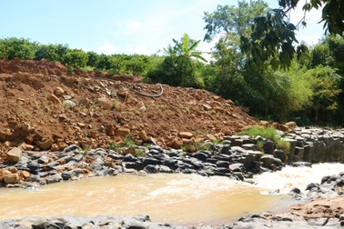 Sốt "view" du lịch, dân san ủi, lấn suối đá cổ hàng trăm triệu năm