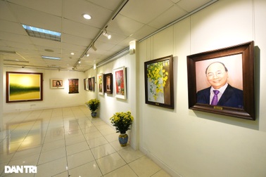 Trưng bày triển lãm: "Đất nước vào xuân, thời cơ mới vận hội mới"