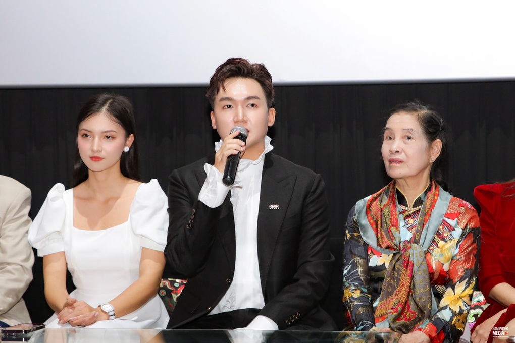 Hùng Min gây xúc động với 2 ca khúc trong phim Tết - 1 Hùng Min gây xúc động với 2 ca khúc trong phim Tết - 1