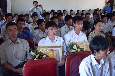 Khen thưởng hai học sinh lỡ thi vì cứu người