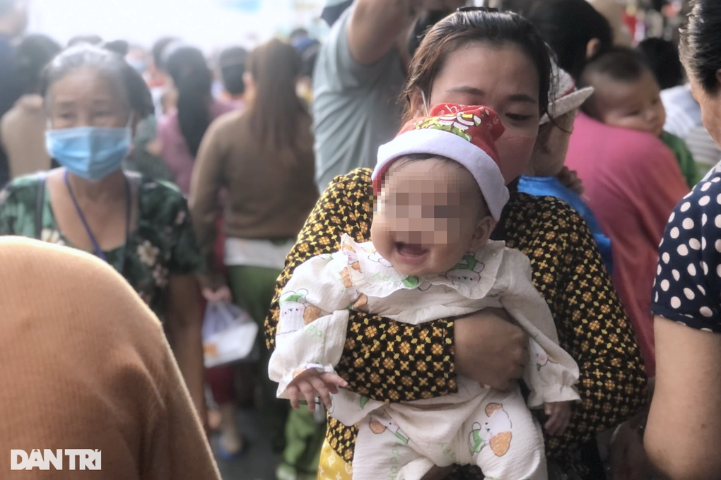 Bé gái bị bệnh thận từ bào thai, đón Noel đầu đời trong viện trước ngày mổ - 3 Bé gái bị bệnh thận từ bào thai, đón Noel đầu đời trong viện trước ngày mổ - 3