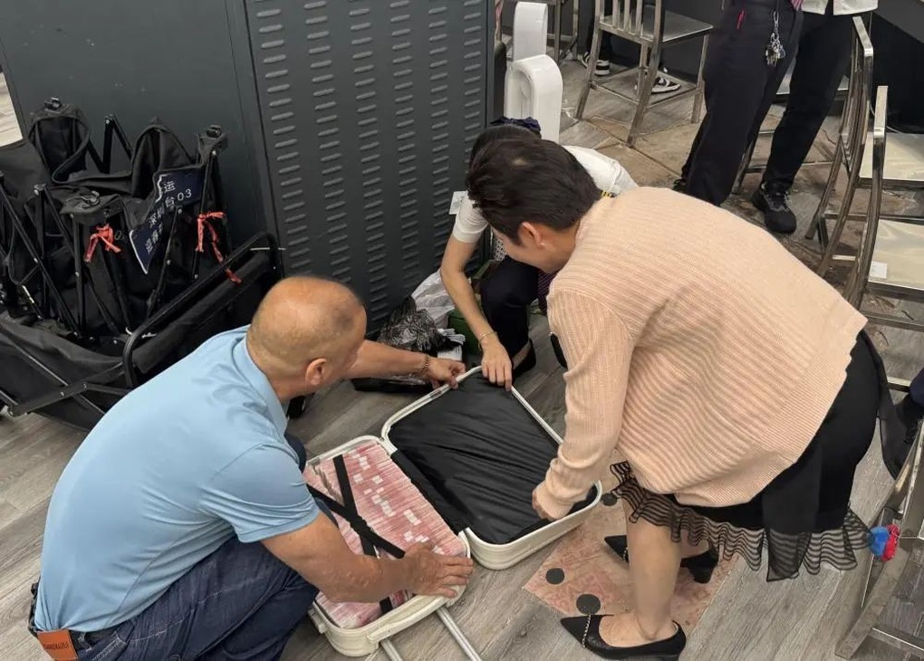 Con prisa por subir al autobús, un pasajero olvidó una maleta llena de dinero en efectivo en la estación de tren - 1 Vội vàng lên xe buýt, khách bỏ quên vali chứa đầy tiền mặt ở ga tàu - 1