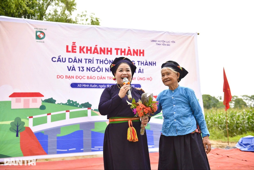 Có cây cầu rồi, con em chúng tôi sẽ không phải liều mình qua suối nữa - 1 Có cây cầu rồi, con em chúng tôi sẽ không phải liều mình qua suối nữa - 1