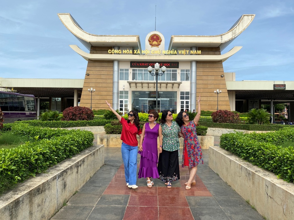 Hội chị em U60 Hà Nội tự lái ô tô xuyên Việt 35 ngày với 6.750km - 7 Hội chị em U60 Hà Nội tự lái ô tô xuyên Việt 35 ngày với 6.750km - 7