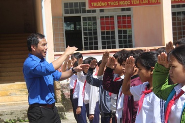 Người thầy nặng lòng với giáo dục vùng cao