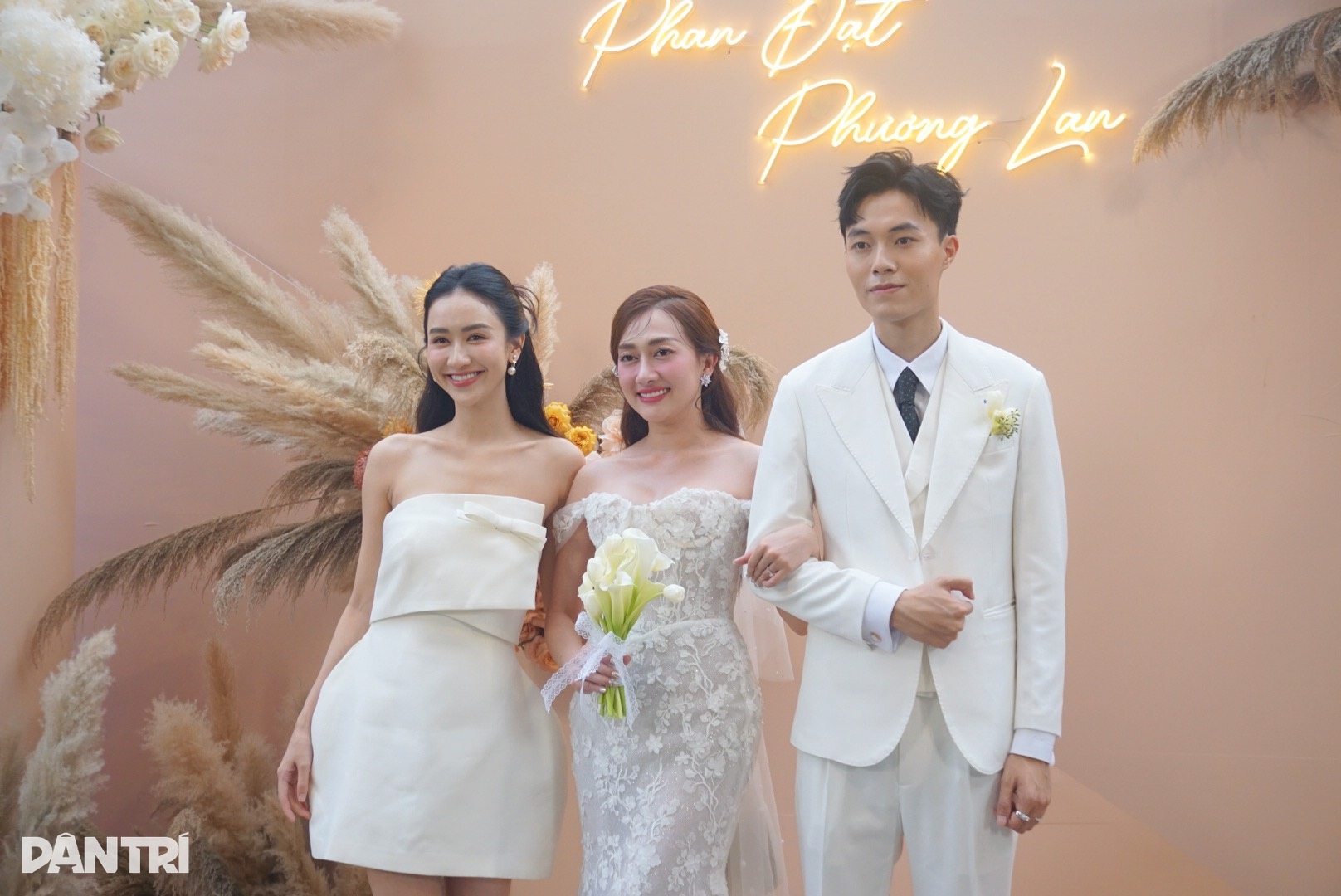 Lễ cưới Phương Lan Nhà bà Nữ: Chú rể bật khóc, Lý Nhã Kỳ nhận hoa cưới - 3 Lễ cưới Phương Lan Nhà bà Nữ: Chú rể bật khóc, Lý Nhã Kỳ nhận hoa cưới - 3
