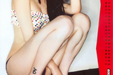 Làm quen với siêu mẫu ngực trần Vikki Blows