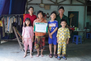 Ông bà bệnh nặng nuôi 3 cháu bị thần kinh được giúp gần 150 triệu đồng