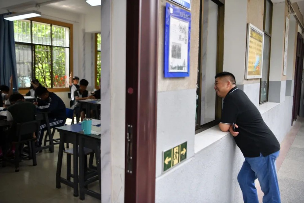 Chuyện tại ngôi trường đặc biệt dành cho học sinh uống rượu, nghiện game - 3 Chuyện tại ngôi trường đặc biệt dành cho học sinh uống rượu, nghiện game - 3