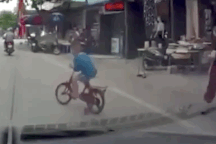 Tài xế “tắt tiếng" vì gặp trẻ em đạp xe lao sang đường