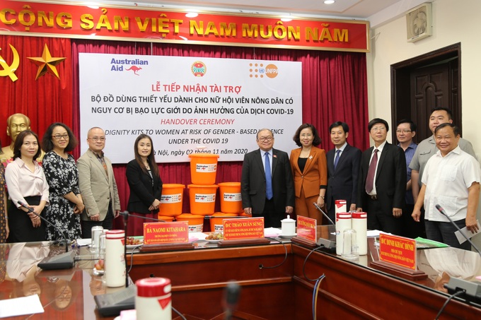 UNFPA Việt Nam cung ứng 3.700 bộ đồ dùng cứu trợ khẩn cấp cho phụ nữ có nguy cơ bị bạo lực trong bối cảnh COVID-19 - Ảnh 1.