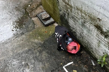 Bé sơ sinh bị bỏ rơi trong ngõ nhỏ Hà Nội dưới trời mưa