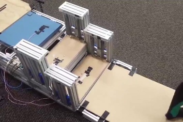 Cầu thang bộ thông minh giúp những người mắc bệnh xương khớp đi lại dễ dàng hơn