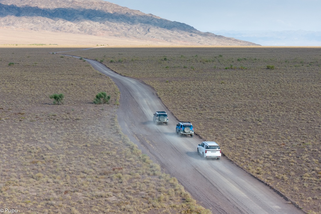 Vợ chồng ở Hà Nội tự lái 2.400km, ngủ lều du mục, khám phá Trung Á