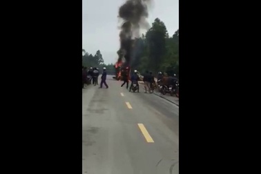 Xe tải lật nghiêng, bốc cháy dữ dội giữa đường