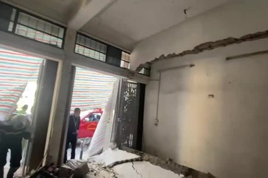 Hà Nội: Cảnh sát cứu người đàn ông bị tường đổ trúng trong lúc thi công