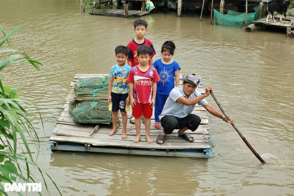 Có cầu Dân trí rồi, từ nay mẹ không phải chèo đò đưa con đi học nữa! - 4 Có cầu Dân trí rồi, từ nay mẹ không phải chèo đò đưa con đi học nữa! - 4