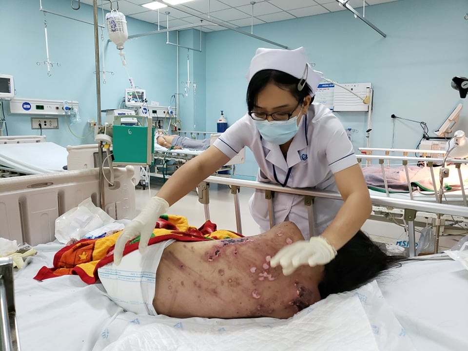Không chiều khách, nữ nhân viên bị chủ quán cà phê tra tấn - 1 Không chiều khách, nữ nhân viên bị chủ quán cà phê tra tấn - 1