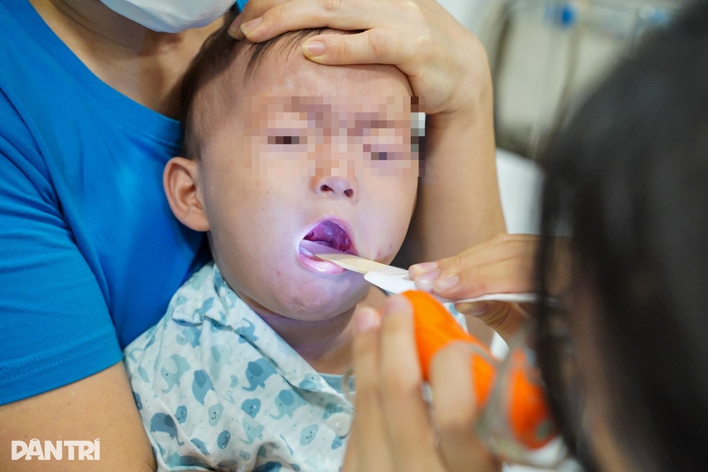 Trẻ mắc cúm A, bệnh hô hấp tăng nhanh, chuyên gia khuyến cáo - 1 Trẻ mắc cúm A, bệnh hô hấp tăng nhanh, chuyên gia khuyến cáo - 1