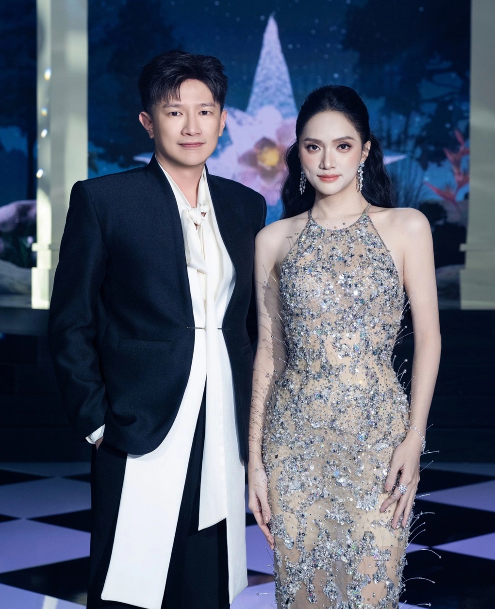 Kỳ Duyên hào hứng khoe chiếc cúp dành cho Miss Universe Vietnam tại bán kết - 2