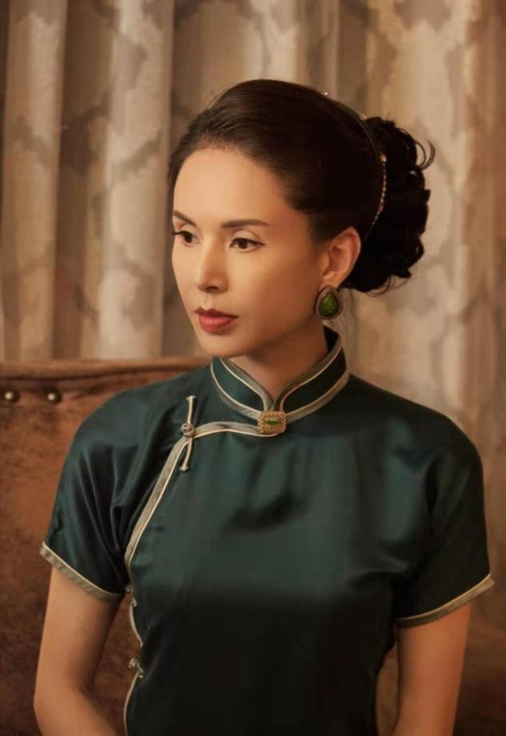 Cô Cô Lý Nhược Đồng mặc xường xám, khoe cánh tay cơ bắp - 8 Cô Cô Lý Nhược Đồng mặc xường xám, khoe cánh tay cơ bắp - 8