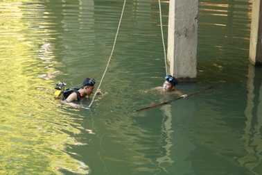 Suốt đêm thợ lặn tìm kiếm người phụ nữ nhảy cầu tự tử