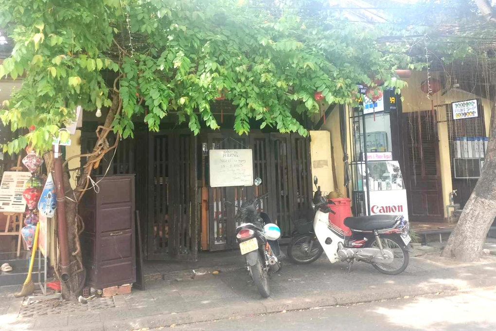 Hơn 50 người nghi ngộ độc, tiệm bánh mì Phượng tạm dừng hoạt động - 1 Hơn 50 người nghi ngộ độc, tiệm bánh mì Phượng tạm dừng hoạt động - 1