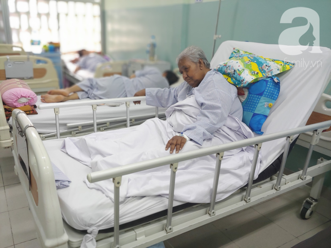 TP.HCM: Cụ bà 82 tuổi không nhà cửa bị hai thanh niên nhẫn tâm cướp vé số rồi xô té đập đầu hôn mê - Ảnh 1. TP.HCM: Cụ bà 82 tuổi không nhà cửa bị hai thanh niên nhẫn tâm cướp vé số rồi xô té đập đầu hôn mê - Ảnh 1.
