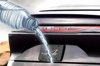 Lỡ làm đổ nước trong cốp, chủ chiếc xe điện "suýt xỉu" vì hoá đơn sửa chữa