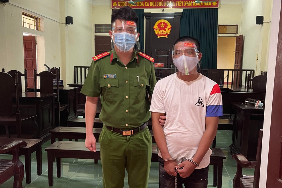 Nam thanh niên hành hung công an viên ở chốt kiểm dịch lĩnh 15 tháng tù - 1 Nam thanh niên hành hung công an viên ở chốt kiểm dịch lĩnh 15 tháng tù - 1