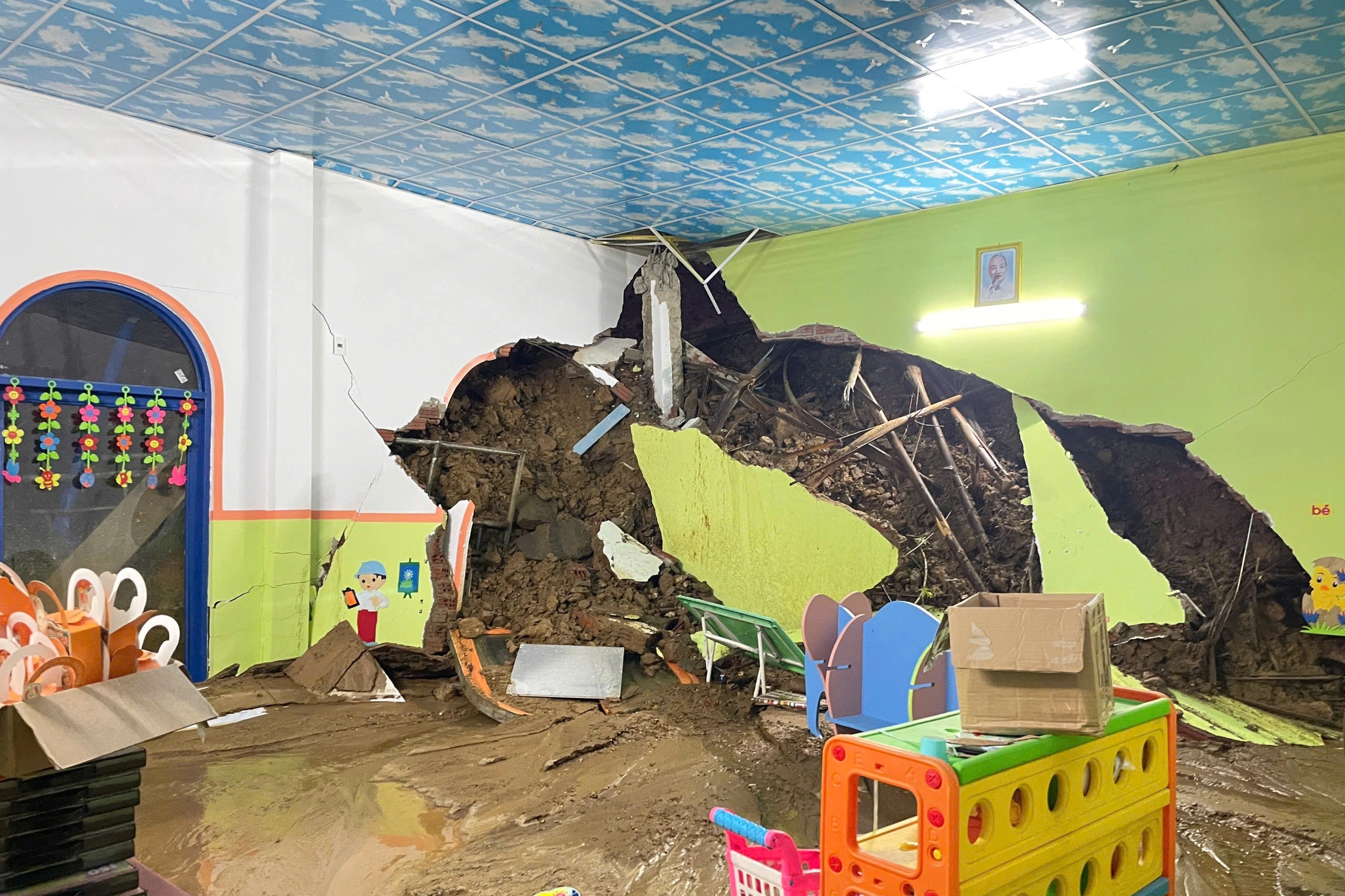 کوانگ نام - 2 میں لینڈ سلائیڈنگ سے نئے تعمیر شدہ سکول کی دیوار گر گئی۔ Đất đá sạt lở làm sập tường điểm trường vừa xây ở Quảng Nam - 2