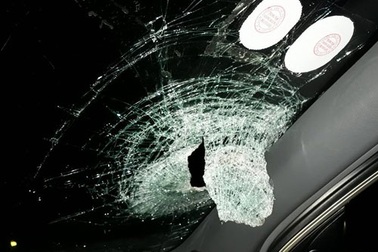 Làm rõ, xử lý nghiêm vụ ném vỡ kính ô tô trên cao tốc