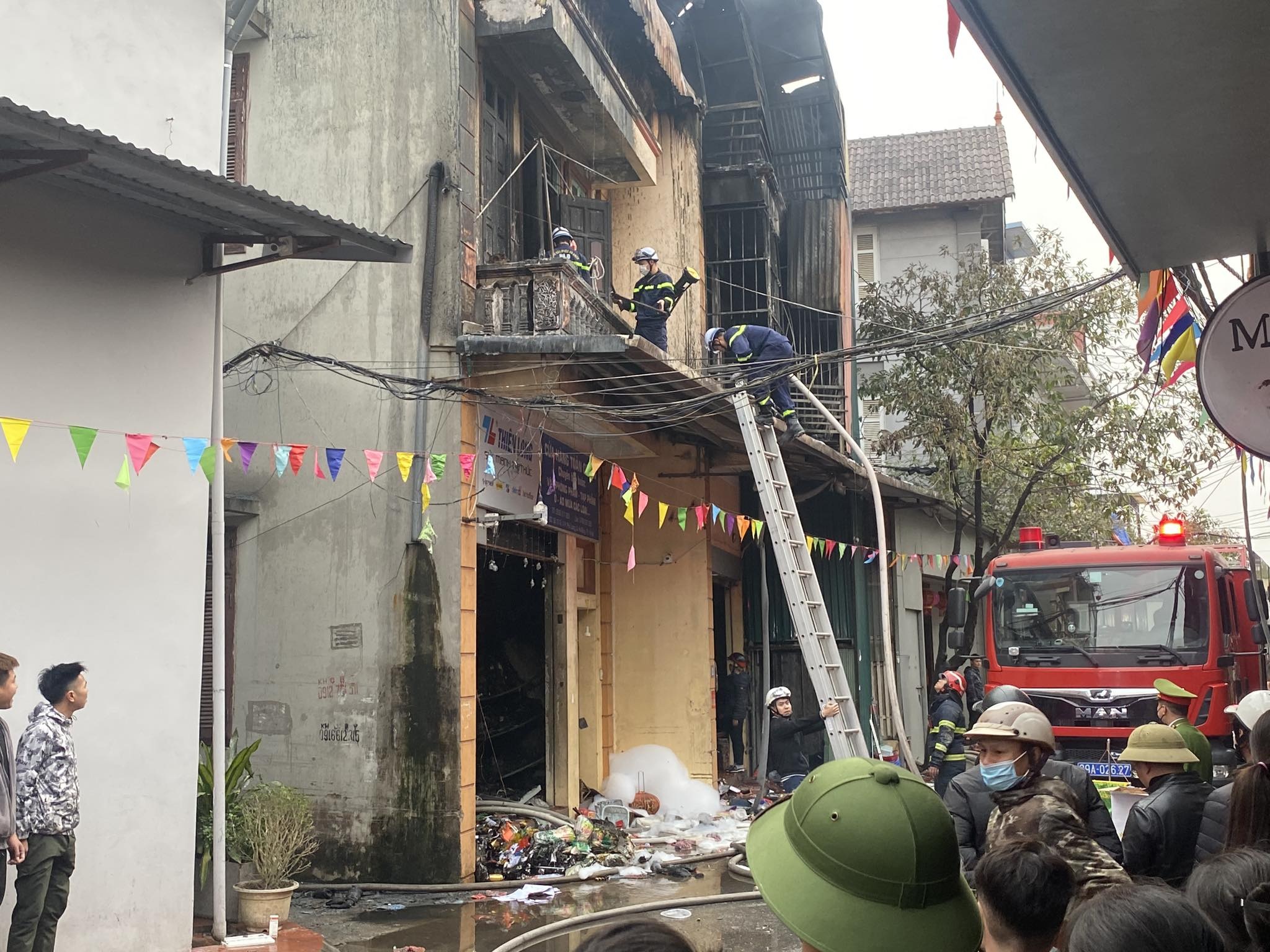 Hai ngôi nhà ở Hà Nội cháy ngùn ngụt, khói bốc cao hàng chục mét - 4