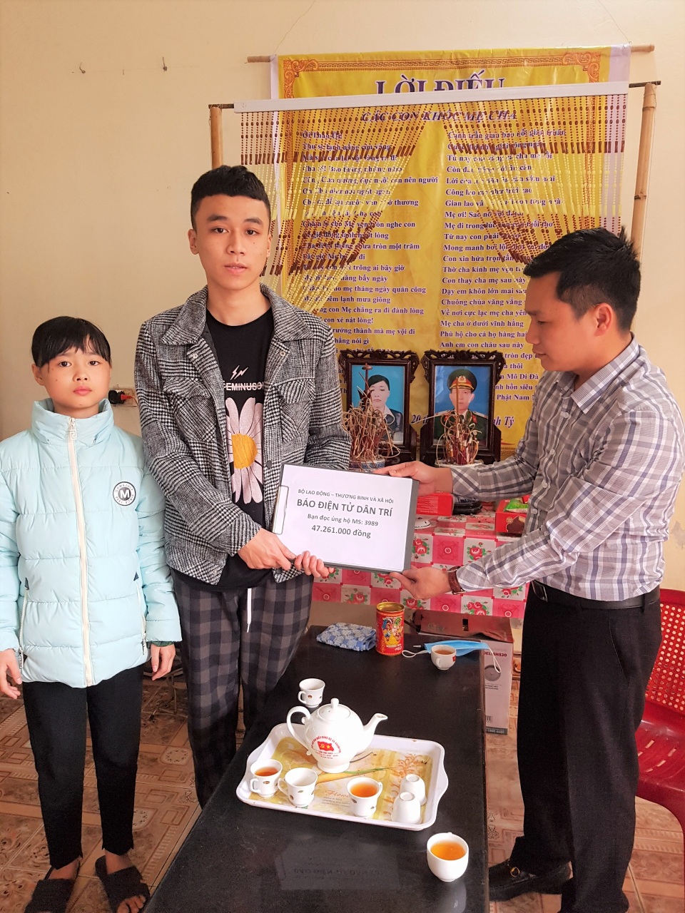Hai anh em mồ côi được bạn đọc Dân trí giúp đỡ gần 50 triệu đồng - 3 Hai anh em mồ côi được bạn đọc Dân trí giúp đỡ gần 50 triệu đồng - 3