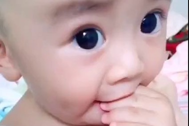 Em bé có đôi mắt to cực kỳ đáng yêu