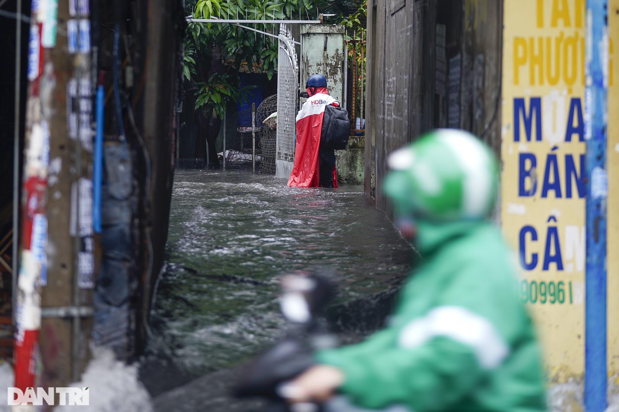 Kinh hoàng con hẻm giữa Sài Gòn, cứ mưa là nước chảy vào nhà như thác lũ - 11 Kinh hoàng con hẻm giữa Sài Gòn, cứ mưa là nước chảy vào nhà như thác lũ - 11