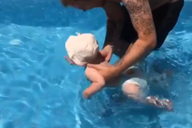 Clip bé tập bơi như cún con "đốn tim" các ông bố bà mẹ