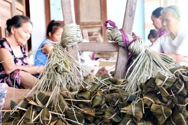 Người làm nghề thức thâu đêm làm thứ bánh "giết" sâu bọ