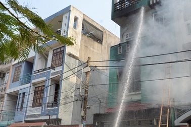 Cháy căn nhà 4 tầng, cụ bà 72 tuổi thoát nạn