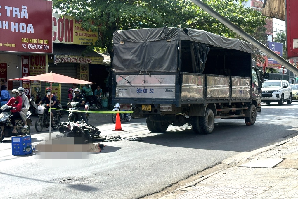 Người mặc áo shipper bị tai nạn tử vong ở TPHCM - 1 Người mặc áo shipper bị tai nạn tử vong ở TPHCM - 1