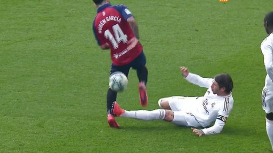 Cổ động viên Osasuna ném bật lửa về phía Ramos - 1 Cổ động viên Osasuna ném bật lửa về phía Ramos - 1